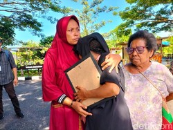 Video: Tangis Keluarga Wanita yang Dibunuh di Sorong Pecah saat Rekonstruksi