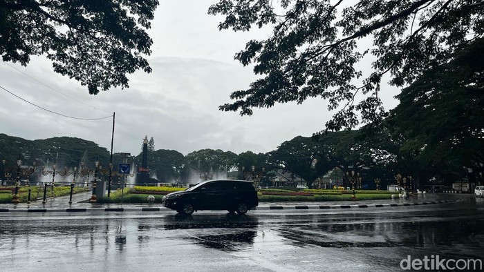Ilustrasi Cuaca Hujan dan Mendung di Surabaya