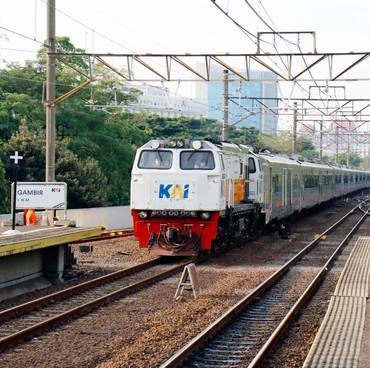 Daftar Alat Eletronik yang Boleh Nyolok di Stopkontak Kereta Api