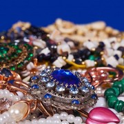 Nggak Sia-sia Beli! Ini Dia 5 Keuntungan Kalau Kamu Membeli Perhiasan Antik