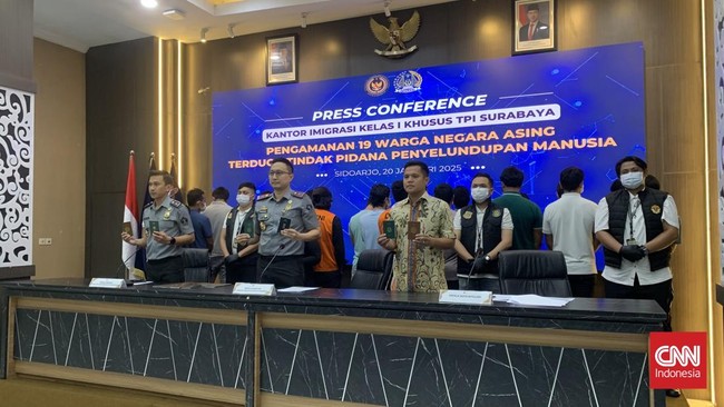 Sindikat penyelundupan orang ditangkap di Surabaya, Jawa Timur, saat mereka transit menuju ke negara-negara Eropa.