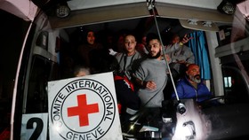 VIDEO: Israel Bebaskan 90 Tahanan Palestina. Truk Bantuan Masuk Gaza