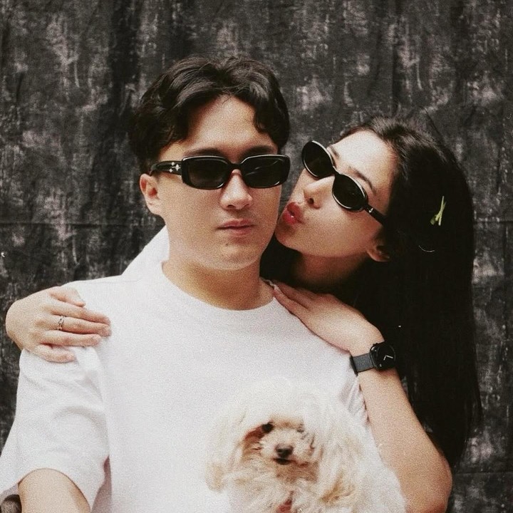 <p>Rayhan pun turut membalas ucapan manis Isyana pada laman komentar, Bunda. Ia menyebut tidak akan bisa berada di titik yang sekarang tanpa dukungan dari sang istri. (Foto: Instagram: @isyanasarasvati)</p>