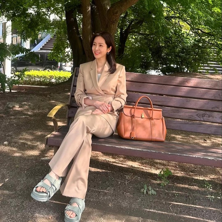 <p>Kini, Han Ji Min telah bertransformasi menjadi aktris cantik Korea yang telah membintangi berbagai film dan drakor. Penampilan terbarunya sebagai Kang Ji-yoon, CEO Peoplez dalam drakor <em>Love Scout</em>, sukses menuai pujian. (Foto: Instagram @roma.emo)</p>