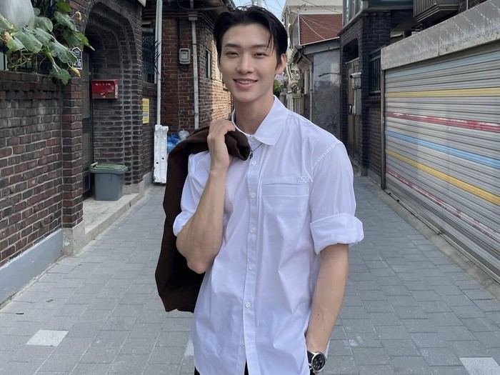 Lalu atas rekomendasi sang kakak, Sang Heon Lee memutuskan untuk mengikuti casting serial 'XO, Kitty' dan berhasil melakukan debut sebagai aktor di tahun 2023 lalu./ foto: instagram.com/sangheonleesh