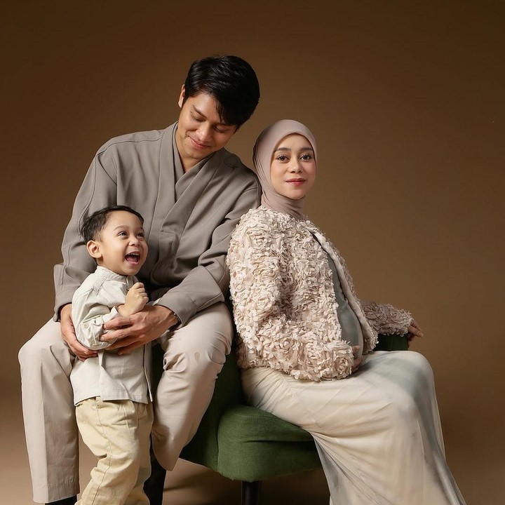 <p>Dalam<em> maternity shoot</em> ini, Lesti mengajak serta suaminya Rizky Billar dan sang putra Muhammad Levian Al Fatih Billar. Ketiganya kompak mengenakan pakaian bernuansa warna khaki dan <em>beige</em>. Lesti sendiri terlihat cantik mengenakan baju terusan yang ditutup dengan jaket berbulu. (Foto: Instagram @rizkybillar/ @lestikejora)</p>