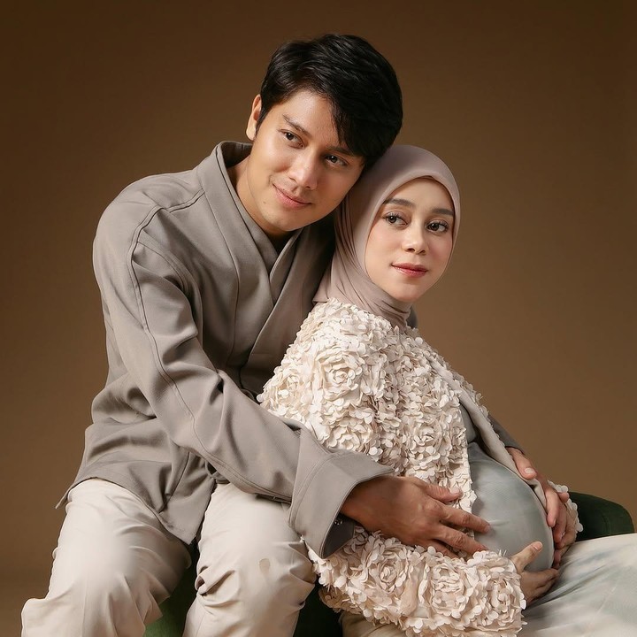 <p>Penyanyi dangdut Lesti Kejora sebentar lagi akan melahirkan anak keduanya, Bunda. Baru-baru ini, Lesti membagikan<em> maternity shoot</em> kehamilannya jelang persalinan. Lesti diprediksi melahirkan anak perempuan pada bulan depan, Februari 2025. (Foto: Instagram @rizkybillar/ @lestikejora)</p>