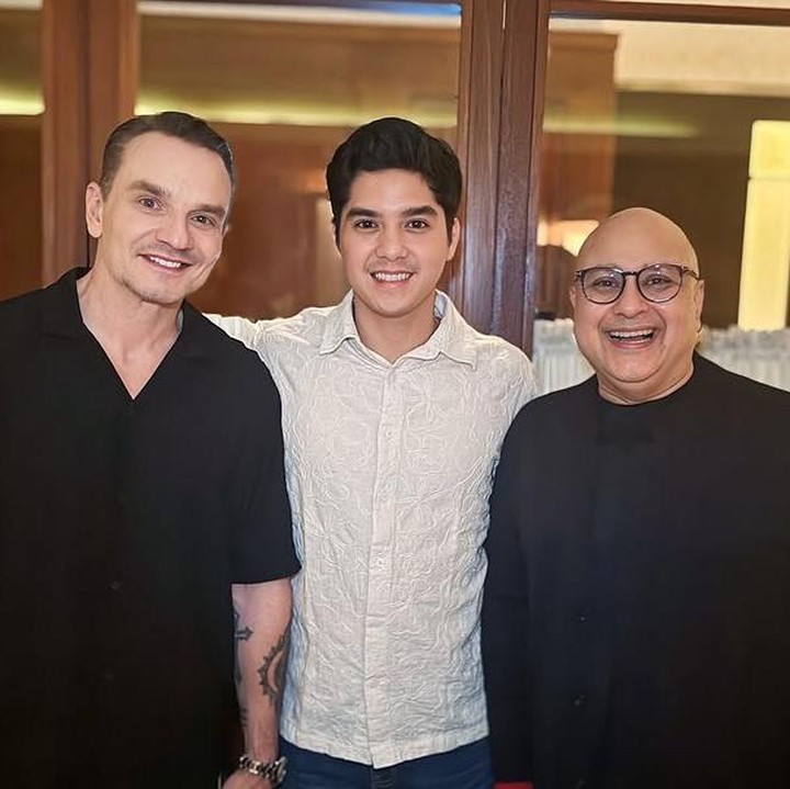 <p>Melalui unggahan di Instagram, Maia mengungkap bahwa sepatu akad nikah Al adalah hadiah dari Irwan Mussry. "Selesai <em>dinner</em>, Daddy hadiahkan selop spesial buat hari akad Al Ghazali .. <em>Thanks</em> Daddy," ungkap Maia. (Foto: Instagram @maiaestiantyreal)</p>