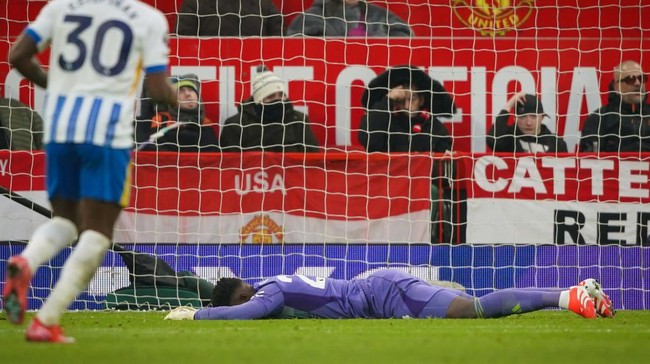 Andre Onana dapat sorotan dalam laga Manchester United vs Brighton & Hove Albion. Ia seolah meruntuhkan intelligence rekan-rekan setimnya dengan melakukan blunder.