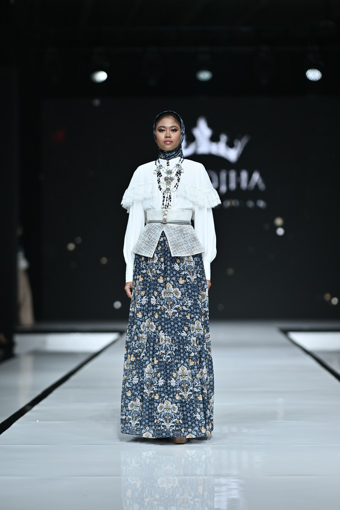 Tak terbatas pada motif, keunikan koleksi juga terletak pada detail pakaian, mulai dari kerah tinggi, broderie collar berhias kristal, double layer, frilled skirt, hingga cape yang mempertegas kesan mewah dari busana/ Foto: Dok. Garis Poetih