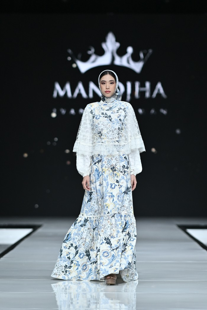 Sejumlah busana turut dipercantik dengan embellishment 3D floral dan juga outer lace monogram, sehingga tidak hanya menampilkan visual feminin, tapi juga kaya tekstur/ Foto: Dok. Garis Poetih