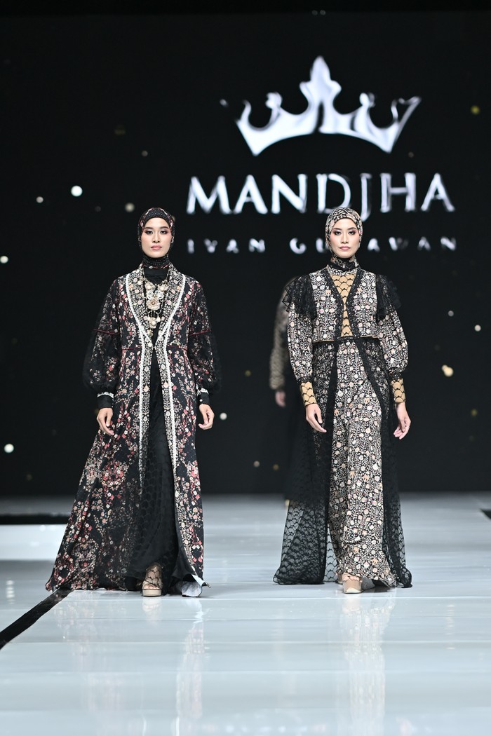 Koleksi yang terdiri dari 40 desain, terentang dari blouse, dress, one set, skirt, wide leg pants, hingga prayer set, dapat dimiliki mulai dari harga Rp249 ribu untuk hijab sampai Rp749 ribu untuk busana/ Foto: Dok. Garis Poetih