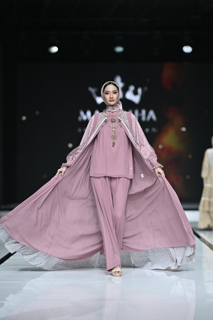 Hari Raya Idul Fitri identik dengan busana Lebaran yang stand out. Kali ini, Mandjha Ivan Gunawan menawarkan busana tersebut dengan nuansa bak bangsawan abad pertengahan/ Foto: Dok. Garis Poetih
