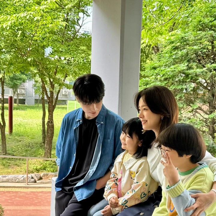 <p>Penggambaran Yoo Eun Ho sebagai sosok ayah yang penyayang dan cekatan dalam urusan rumah tangga, serta Yoo Byeol sebagai anak yang manis dan gemar baca buku berhasil mewarnai alur cerita drama Korea yang satu ini. (Foto: Instagram @leejunhyuk05)</p>