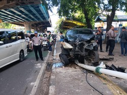 Detik-detik Mobil Jalan Sendiri di Tol Lalu Berakhir Tabrak Pesepeda