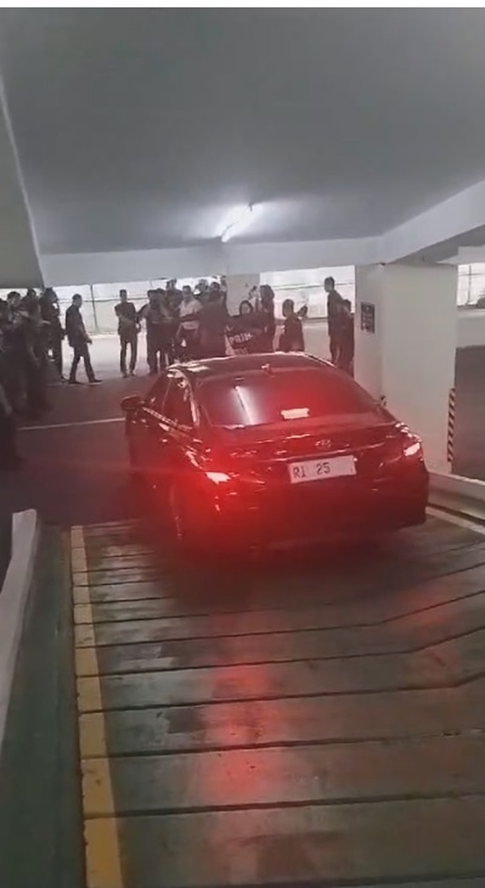 Mobil RI 25 Melintas, ASN Kemdiktiksaintek Ramai-ramai Teriak 'Turun!'