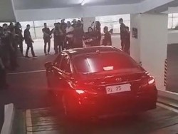 Mobil RI-25 Melintas, ASN Kemdiktiksaintek Ramai-ramai Teriak Turun!