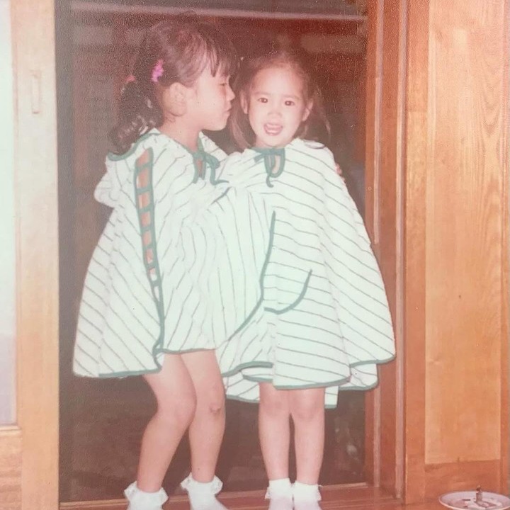 <p>Pada foto lainnya, Han Ji Min dan saudarinya kompak mengenakan baju dan kaus kaki yang sama. Perempuan kelahiran 1982 tersebut kemudian beranjak dewasa dan berkarier sebagai model saat ia SMA pada tahun 1999. (Foto: Instagram @roma.emo)</p>