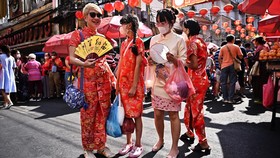5 Ide Outfit Wanita untuk Merayakan Imlek 2025
