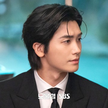 Park Hyung Sik Pancarkan Pesona Misterius dalam Poster Drakor Baru, 'Buried Hearts'