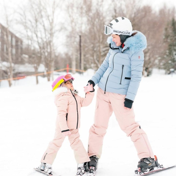 <p>Pada salah satu potret, terlihat Claire mencoba bermain ski bersama sang Bunda. Claire tampil menggemaskan dengan pakaian serba merah muda, termasuk helm dan kacamata. (Foto: Instagram: @shandyaulia)</p>