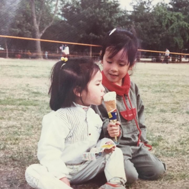 <p>Potret tersebut menampilkan memori manis nan menyentuh Han Ji Min bersama saudarinya. Tidak sedikit netizen yang memuji betapa lucunya Han Ji Min saat itu, "Masa kecil yang indah," tulis salah satu netizen di kolom komentar. (Foto: Instagram @roma.emo)</p>