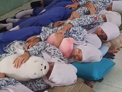 SMPN 39 Surabaya Uji Coba Tidur Siang di Sekolah