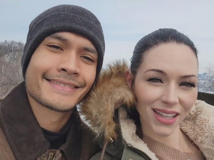 5 Potret Randy Pangalila Kenang Ultah Pernikahan Ke-6 dengan Istri Asal Kanada