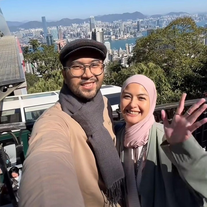 <p>Tak hanya itu, Rendy pun sempat menuliskan caption manis dan menyentuh hati untuk sang istri pada salah satu postingan liburan mereka. "Dengan tangannya untuk berpegangan saat turbulensi datang dan senyumnya untuk menerangi setiap tempat baru, tujuan favorit hatiku adalah di mana pun kita bersama," ungkap sang suami. (Foto: Instagram@kngrendy/@vatemat)</p>
