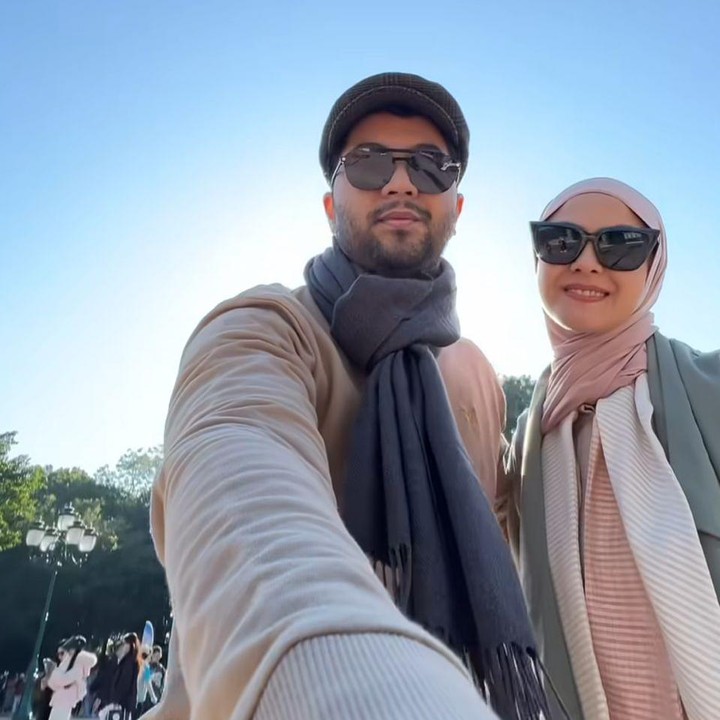 <p>Momen itu dibagikan langsung oleh Revalina dan sang suami di media sosial. Pada <em>postingan</em> itu, Rendy mengumpulkan beberapa video yang dikompilasi menjadi satu. "Ringkasan singkat Hong-Kong-Guangzhou," tulis Rendy, dikutip dari laman <em>Instagram@kngrendy,</em> senin (20/1/2025). (Foto: Instagram@kngrendy/@vatemat)</p>