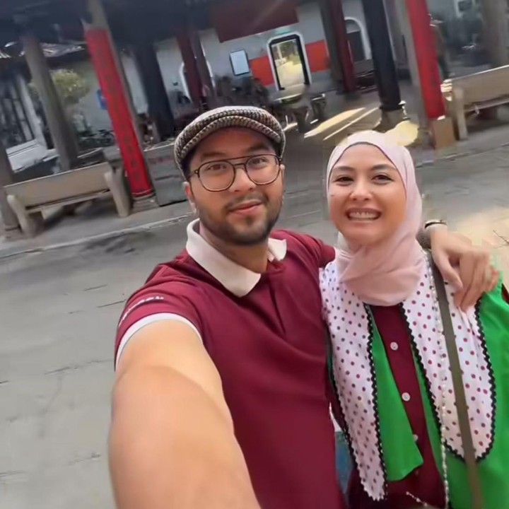 <p>Revalina dan sang suami menikah pada Maret 2015. Meski hampir satu dekade mengarungi bahtera rumah tangga, keduanya masih terlihat begitu romantis, ya, Bunda. (Foto: Instagram@kngrendy/@vatemat)</p>
