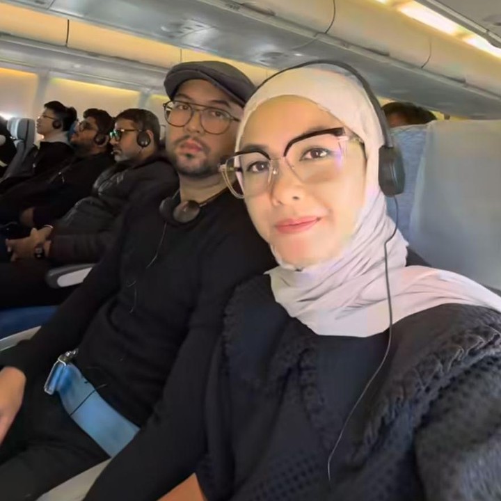 <p>Kehidupan rumah tangga artis tampaknya tak pernah lepas dari sorot publik. Salah satunya adalah Revalina S. Temat dan Rendy Aditya Gunawan yang baru saja menikmati liburan ke Hong Kong. (Foto: Instagram@kngrendy/@vatemat)</p>