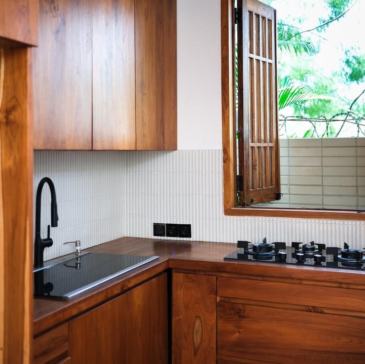 <p>Rumah pelantun lagu <em>Tak Ingin Usai</em> ini memiliki gaya minimalis modern yang dipenuhi dengan sentuhan kayu. Membuatnya terlihat semakin <em>aesthetic,</em> ya, Bunda. (Foto: Instagram@keisyalevronka)</p>
