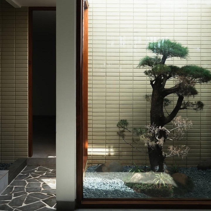 <p>Selain didominasi sentuhan kayu, rumah Keisya juga terlihat lebih sejuk karena dihiasi dengan beragam tanaman. Bahkan, ada taman kecil di dalam rumahnya yang dilengkapi dengan pohon bonsai. (Foto: Instagram@keisyalevronka)</p>