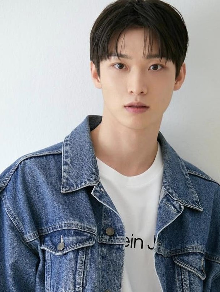 Sang Heon Lee kembali mencuri atensi di media sosial berkat penampilannya dalam serial Netflix 'XO, Kitty Season 2' (2025)./ foto: instagram.com/sangheonleesh