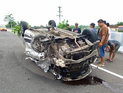 Sopir Ngantuk, Sigra Tabrak Guardrail Lalu Terbalik dan Ringsek di Tol Jombang