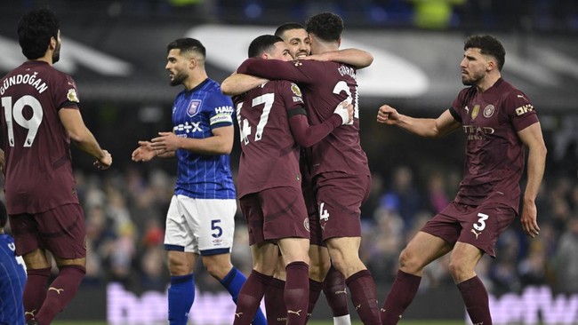 Manchester City kembali ke empat besar klasemen Liga Inggris setelah membantai Ipswich Town 6-0 dalam pertandingan pekan ke-22, Minggu (19/1).