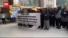 VIDEO: Unjuk Rasa, Karyawan Sebut Mendiktisaintek Satryo Otoriter