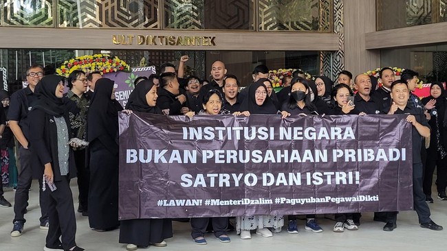Salah satu spanduk Menteri Satryo bertuliskan 'Pak Presiden, Selamatkan Kami dari Menteri Pemarah, Suka Main Tampar, dan Main Pecat'.