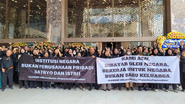 Menteri Pendidikan Tinggi, Sains dan Teknologi Satryo Soemantri Brodjonegoro didemo buntut polemik pemecatan di lingkungan kementerian, berikut profilnya.