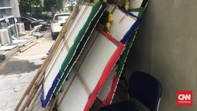 Viral Spanduk dan Papan Bunga Kecam Menteri Satryo Soemantri