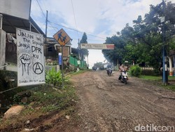 Protes Jalan Rusak, Warga Lahar Pati Pasang Spanduk Tak Semulus Janji DPR