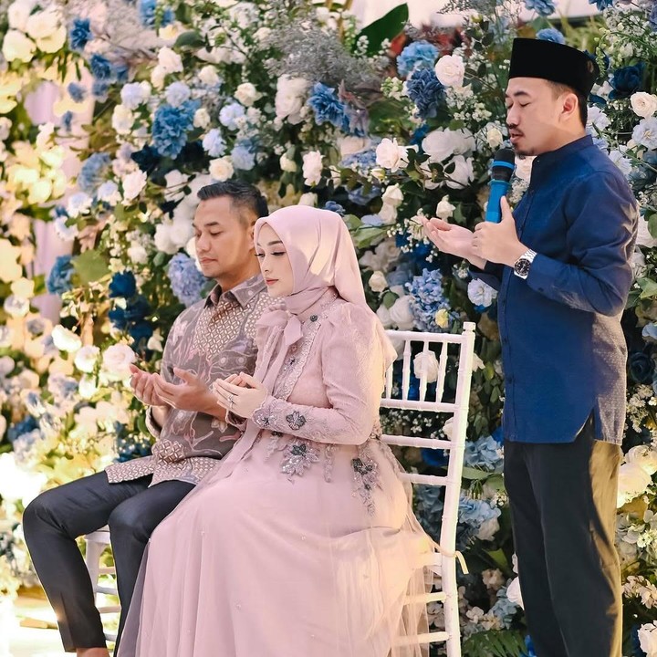 <p>Turut hadir juga di acara tasyakuran ini Ustaz Syamsuddin Nur memimpin doa sebagai bagian dari ragkaian acara. Kita doakan sehat Bunda zaskia dan <em>baby</em> yang akan segera lahir ya, Bunda. (Foto: Instagram @zaskia_gotix)</p>