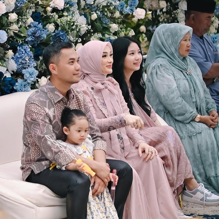 <p>Acara tasyakuran yang tertutup ini tampaknya hanya dihadiri oleh keluarga saja, Bunda. Keluarga inti yang hadir duduk di kursi utama yang didekorasi oleh bunga-bunga berwarna biru dan putih. (Foto: Instagram @zaskia_gotix)</p>