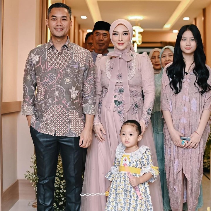 <p>Zaskia mengungkapkan rasa syukurnya karena acara tasyakuran ini berjalan lancar. Ia juga meminta doa kepada netizen untuk kelancaran proses persalinan. "<em>MasyaAllah..Alhamdulillah</em> Acara Tasyakuran 7 bulanan terlaksana dengan lancar. Doain Bumil ya, semoga Bumil dan baby selalu diberikan kesehatan ,serta dilancarkan nanti pada saat proses persalinan," tulisnya di Instagram. (Foto: Instagram @zaskia_gotix)</p>