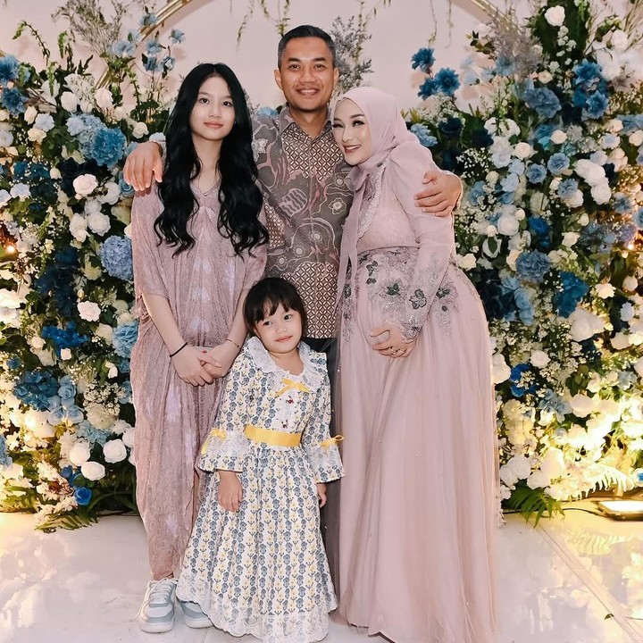 <p>Dalam acara tasyakuran ini, Zaskia mem-<em>posting</em> foto kebersamaan dengan suami dan anak-anaknya. Dalam satu foto, perempuan 34 tahun ini berpose juga dengan putri sambungnya Aqila Ramadhani. (Foto: Instagram @zaskia_gotix)</p>