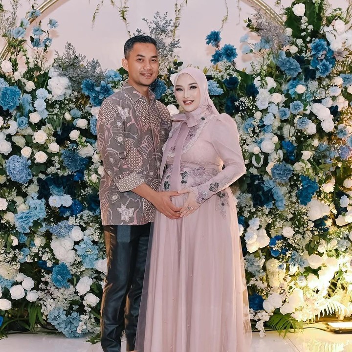 <p>Belum lama ini, penyanyi dangdut Zaskia Gotik menggelar acara tasyakuran kehamilan ketiganya. Dalam acara ini, Zaskia dan sang suami Sirajudin Machmud kompak mengenakan pakaian bernuansa warna dusty pink. Sementara itu, dekorasi banyak didominasi oleh bunga berwarna biru dan putih. (Foto: Instagram @zaskia_gotix)</p>
