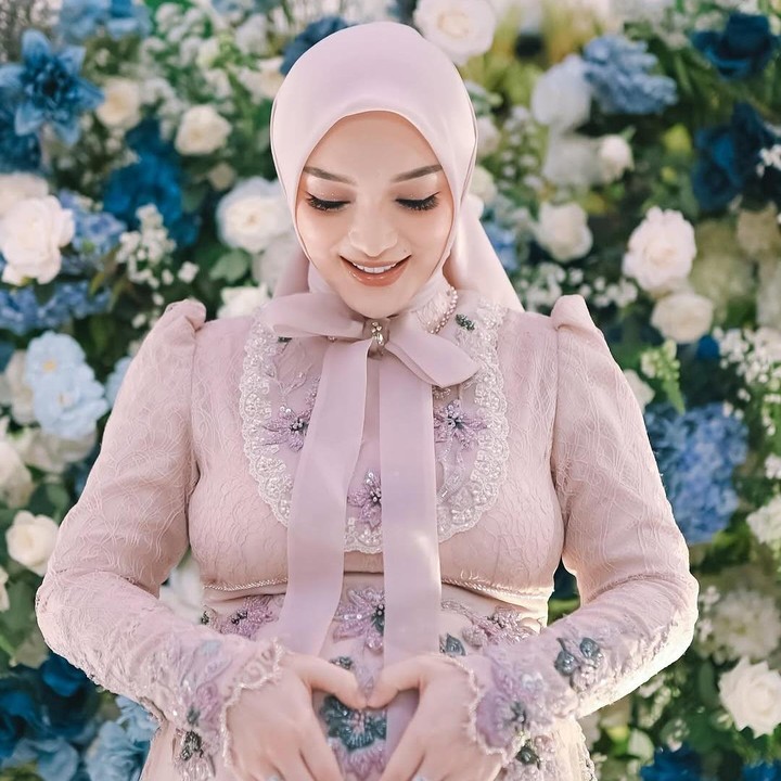 <p>Belum lama ini, penyanyi Zaskia Gotik juga mengejutkan publik dengan berita kehamilan ketiganya. Zaskia membagikan kabar bahagia ini melalui unggahan foto di Instagram, di mana ia dan keluarga menggelar tasyakuran tujuh bulanan kehamilan. Sebelum hamil anak ketiga, Zaskia telah dikaruniai dua anak perempuan dari pernikahan dengan Sirajudin Machmud. (Foto: Instagram @zaskia_gotix)</p>