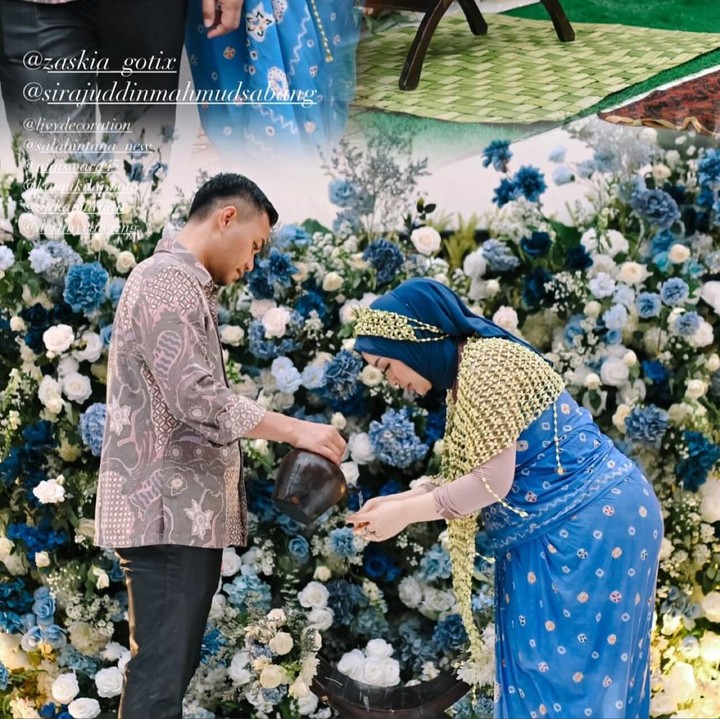 <p>Acara tasyakuran ini juga diisi dengan prosesi siraman, Bunda. Zaskia terlihat menjalani prosesi ini bersama suaminya. Pelantun lagu <em>Bang Jono</em> ini mengenakan pakaian bernuansa warna biru muda saat menjalani prosesi siraman. (Foto: Instagram @zaskia_gotix/ @bhanuresmi.story)</p>