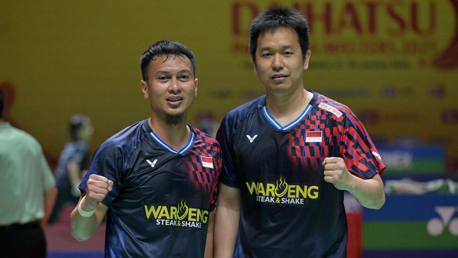 Mohammad Ahsan tak kuasa menahan tangis haru setelah menjalani laga terakhir sebagai pemain badminton di Daihatsu Indonesia Masters 2025.